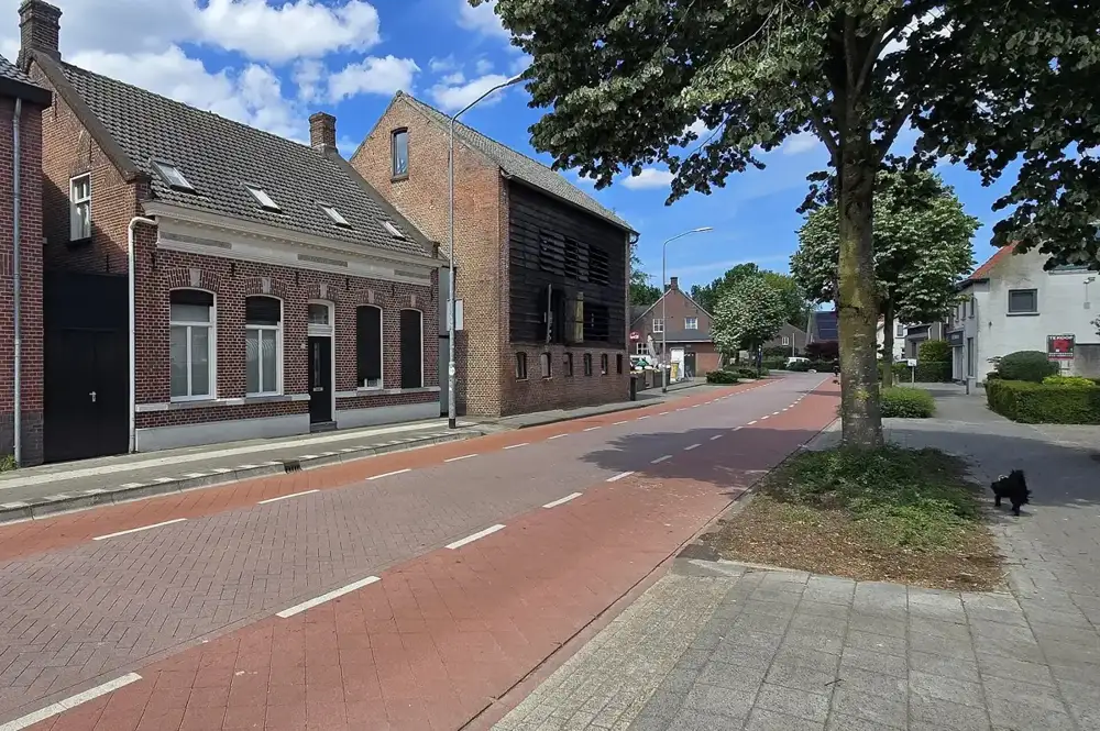 Dorpsstraat in Riel – Taxi Riel rijdt in het hele dorp